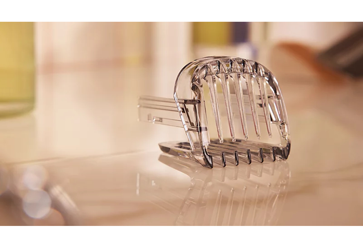 Απεικονίζονται οι λεπίδες να πλένονται με νερό.